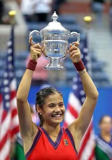 神情轻松而 神情轻松而